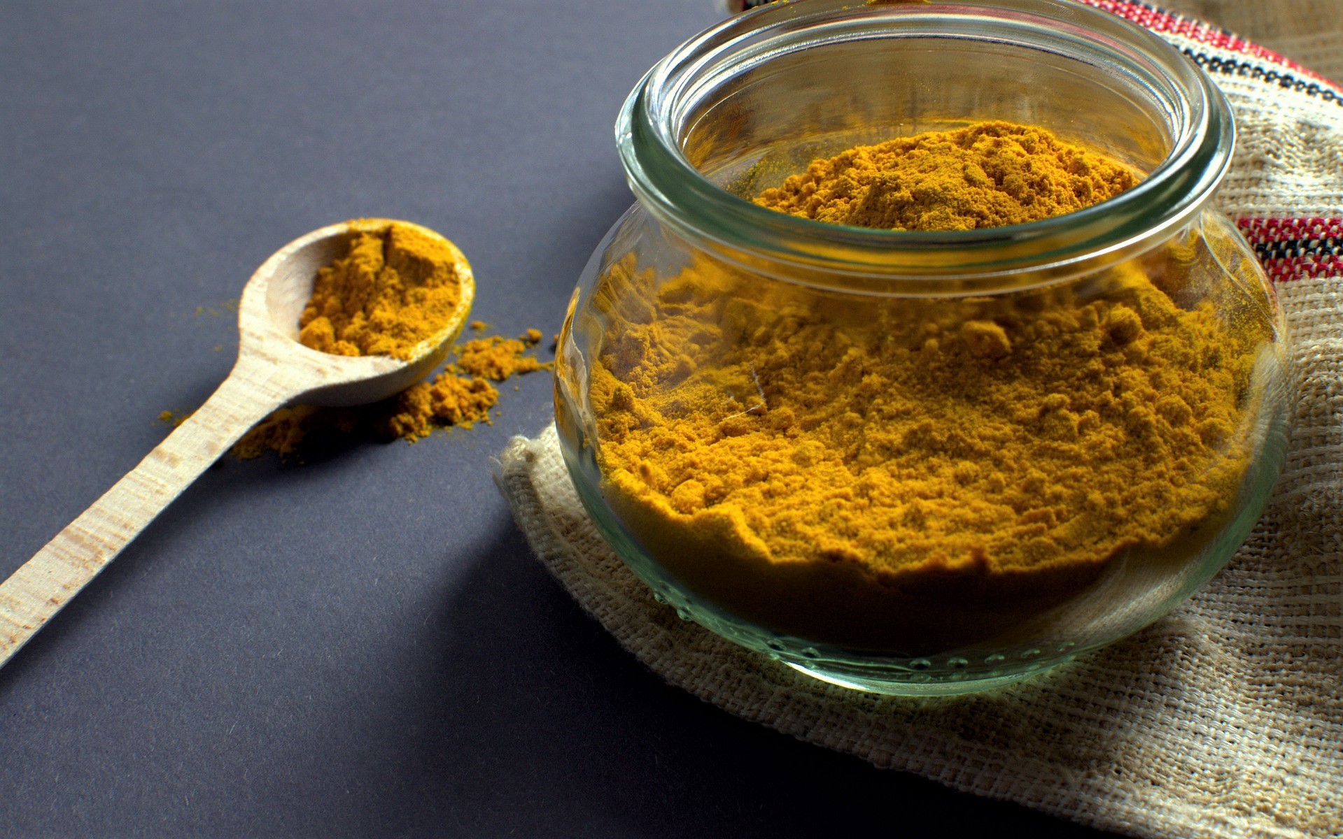 kurkuma na trawienie i zdrowe stawy