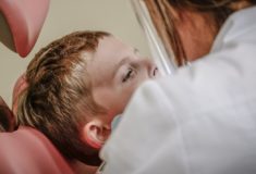 dziecięce problemy z zębami i ich konsekwencje