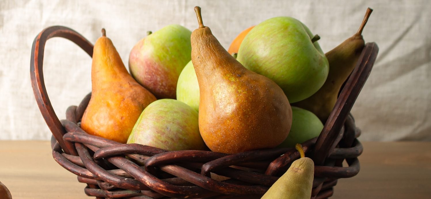 jabłka i gruszki w koszu