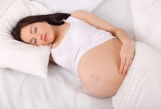 jak spać w ciąży