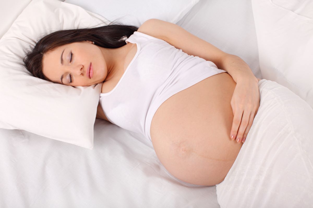 jak spać w ciąży